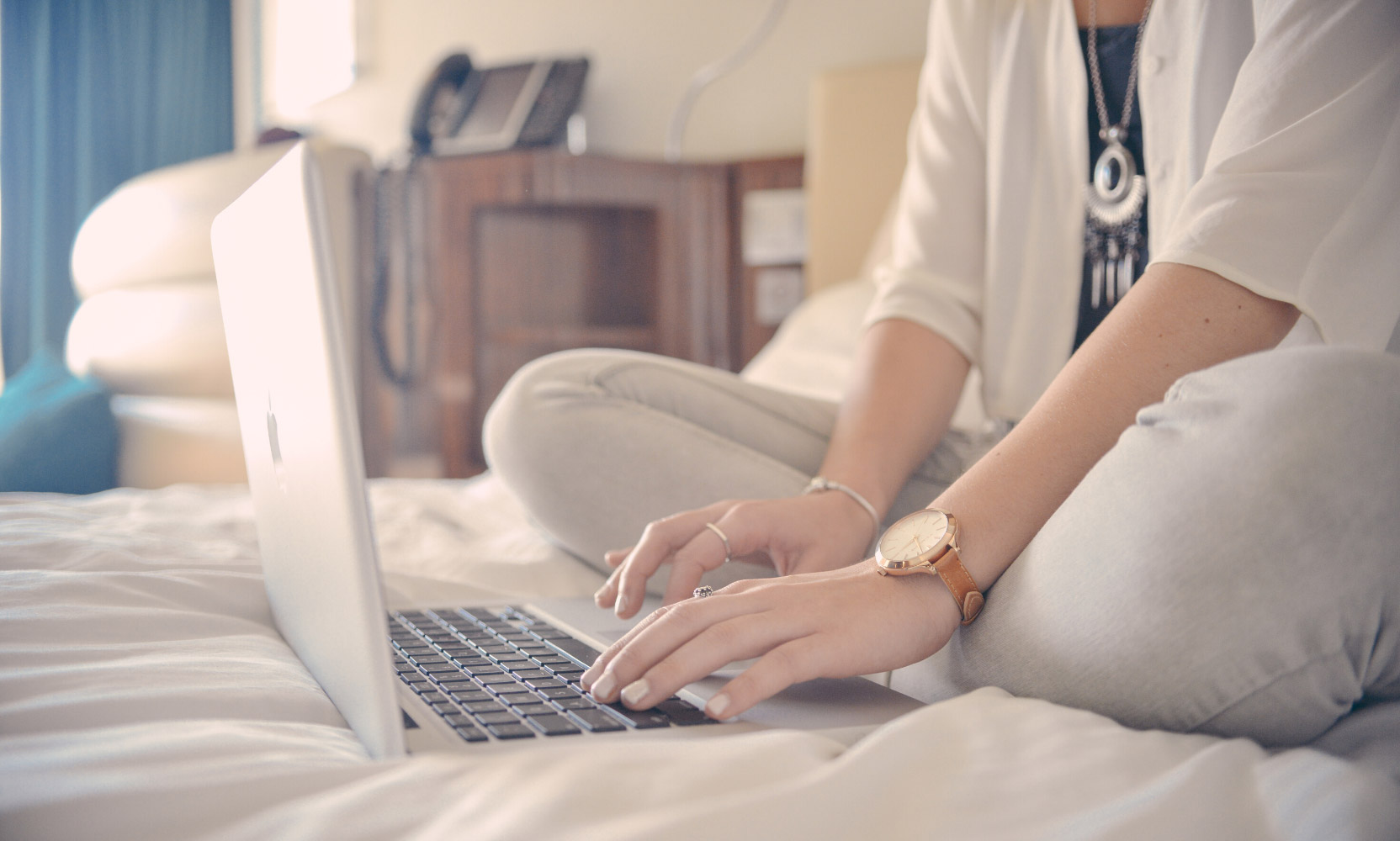 blogging-on-laptop-on-bed