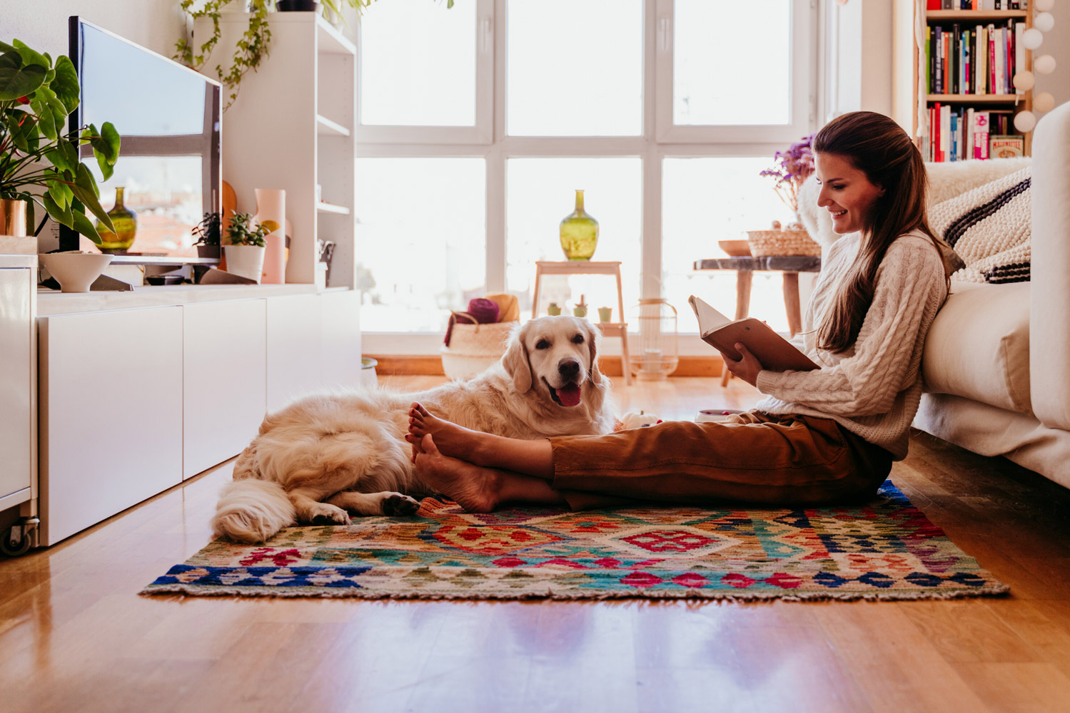 woman-reading-with-dog